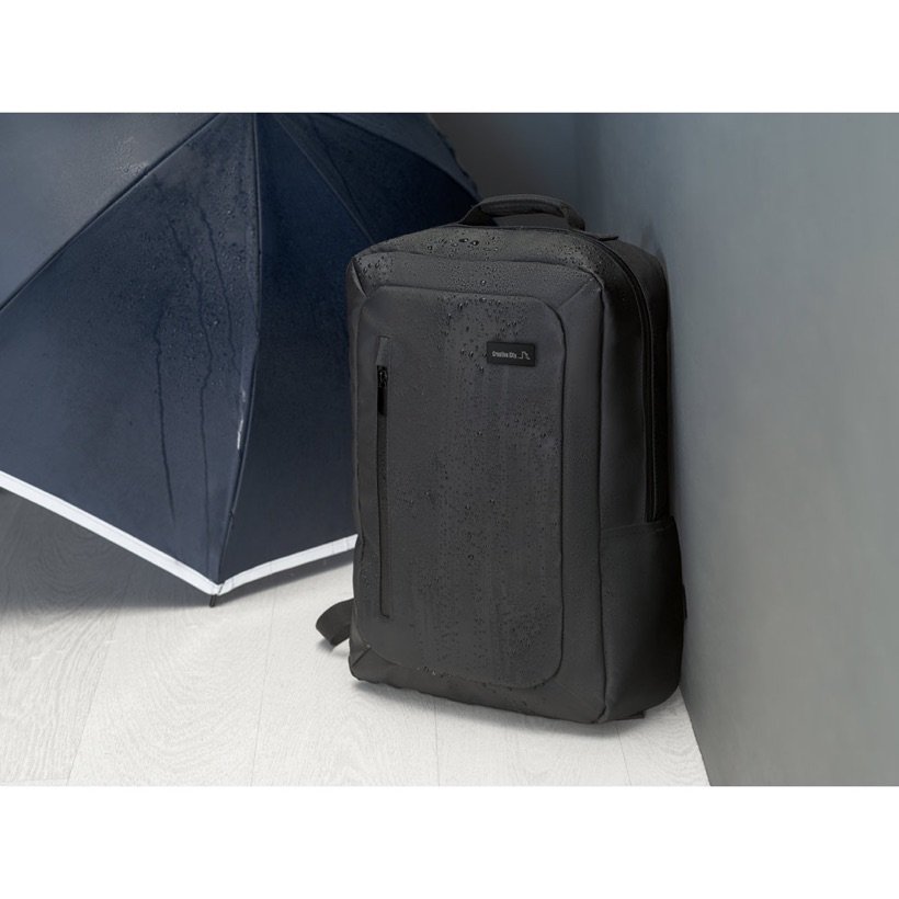 Mochila Impermeável Birmingham com Placa de Gravação — Em uso