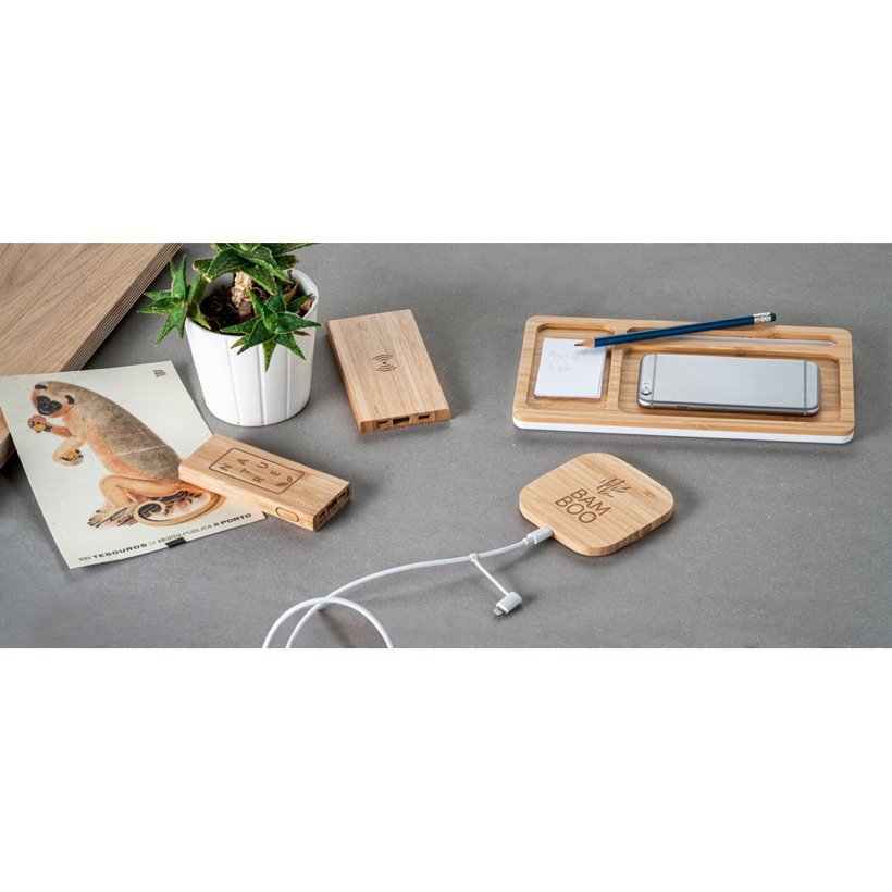 Power Bank Kohn 5.000mAh de Bambu — Em uso