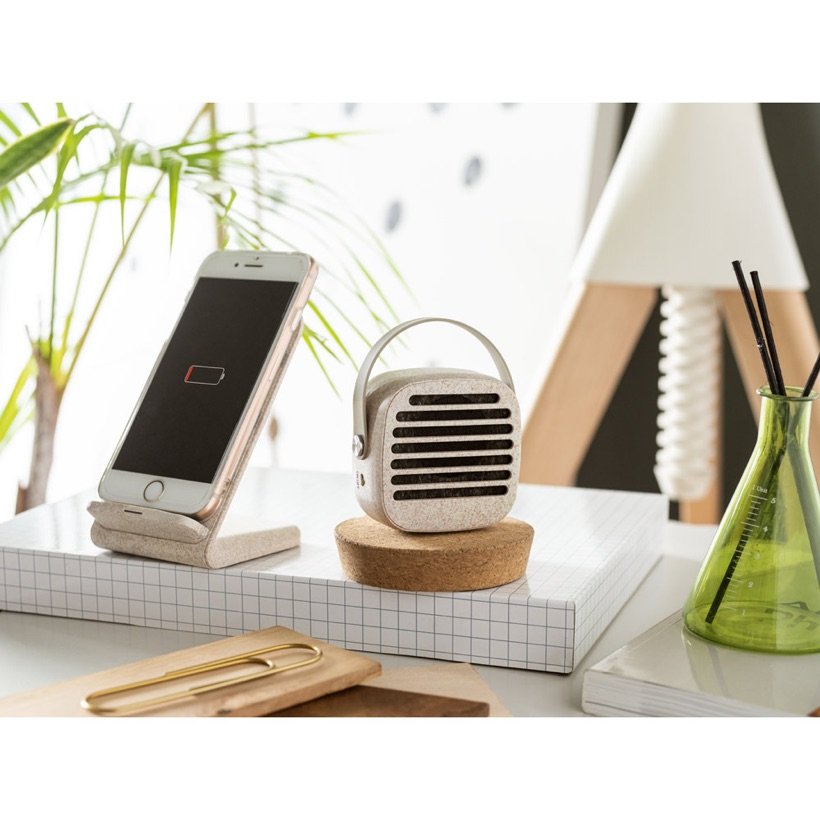 Suporte para Celular Maxwell 2 em 1 com Carregador Wireless — Em uso