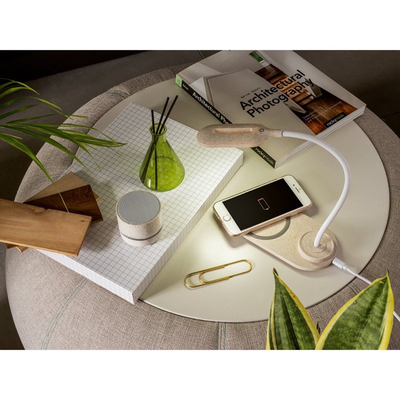 Luminária de Mesa com Carregador Wireless Lezzo — Em uso