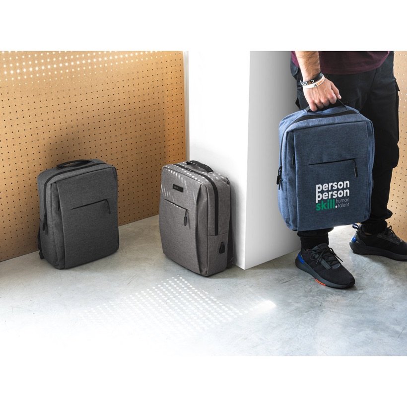 Mochila Creta Clássica para Notebook — Em uso