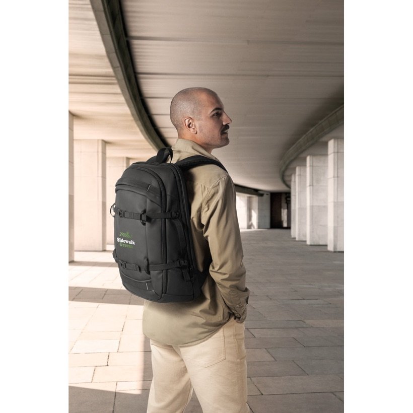 Mochila para Notebook Kampala Resistente à Água — Em uso
