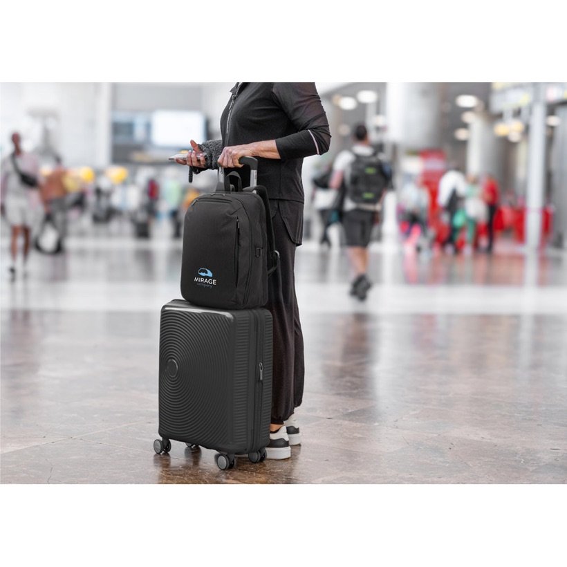 Mochila Udine para Notebook com Compartimento para Roupa — Em uso