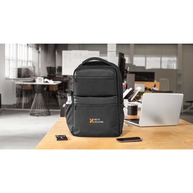 Mochila Copenhagen com Bolsos Espaçosos 17,3" — Em uso