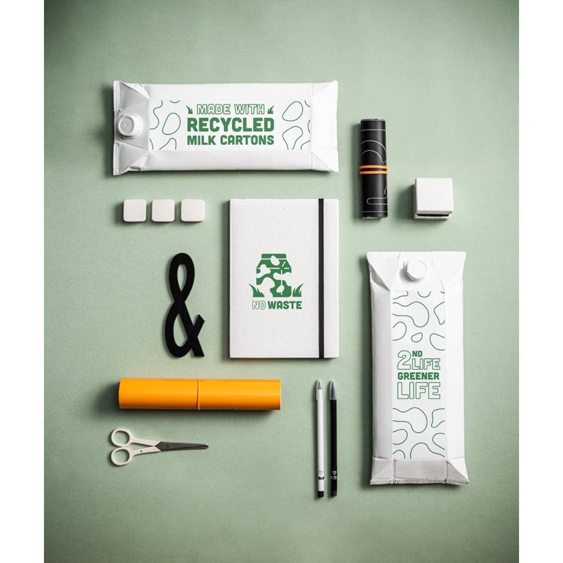Caderno A5 de Embalagens de Leite Recicladas Milky — Em uso