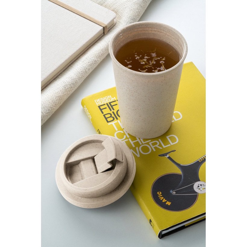 Copo de Viagem Toffa em Fibra de Bambu 380ml — Em uso