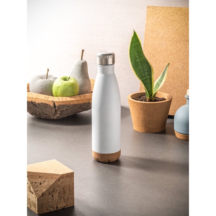 Garrafa Térmica Solberg com Base de Cortiça 560ml — Em uso