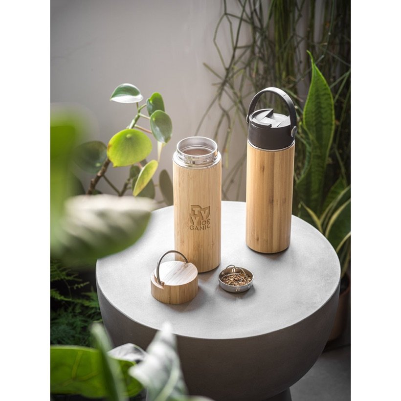Garrafa Térmica Laver em Bambu com Flip Top 440ml — Em uso