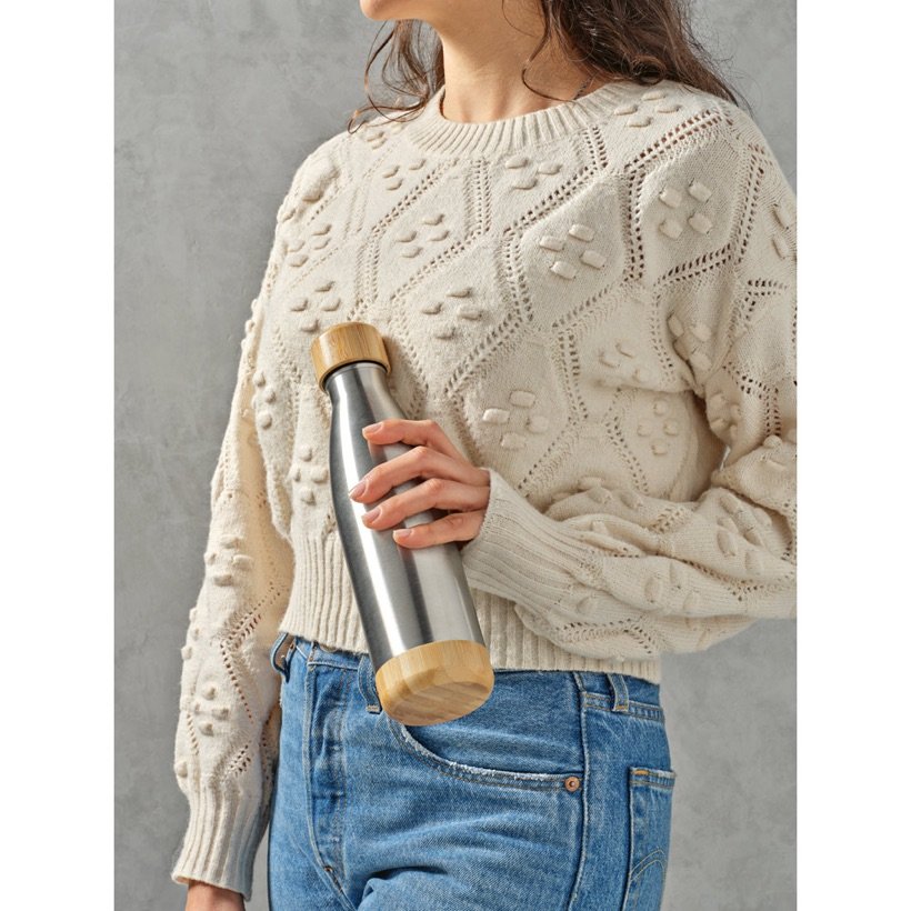 Garrafa Térmica Bromell M com Base de Bambu 550ml — Em uso