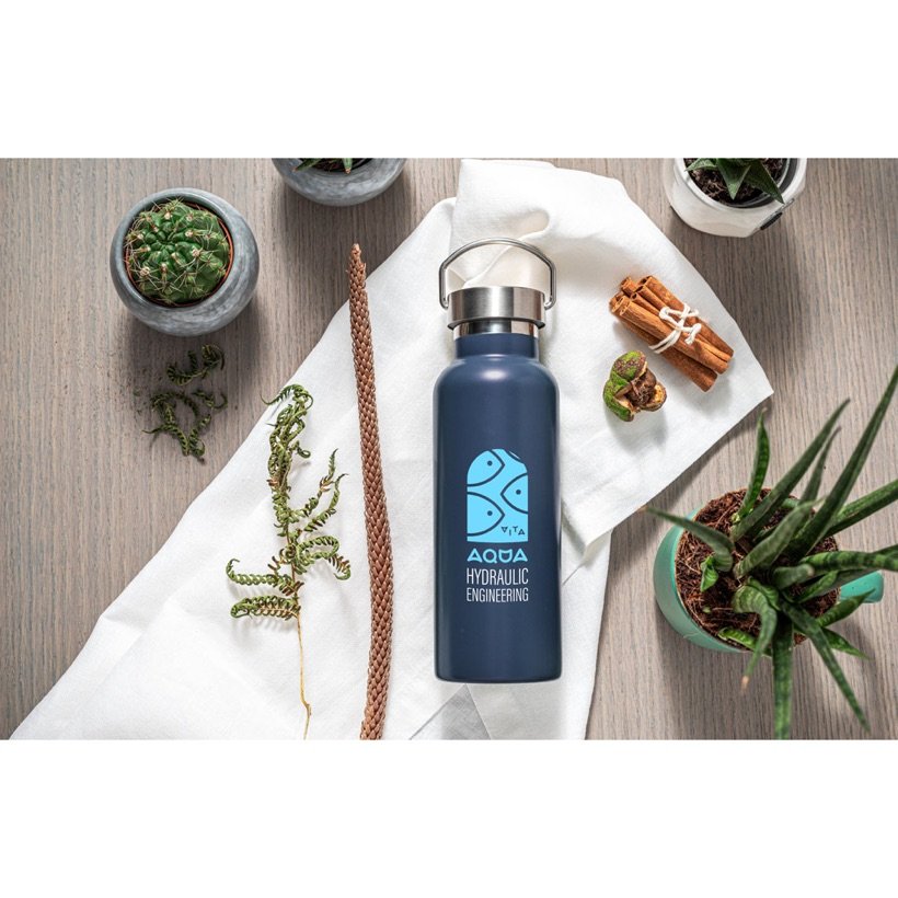 Garrafa Térmica Duplantis com Pega 810ml — Em uso