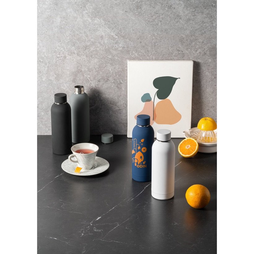 Garrafa Térmica Odin Emborrachada 550ml — Em uso