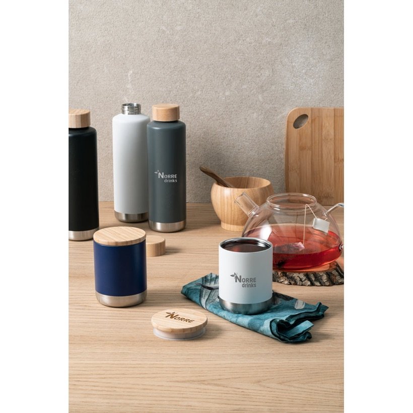 Garrafa Térmica Norre Bottle com Tampa de Bambu 640ml — Em uso