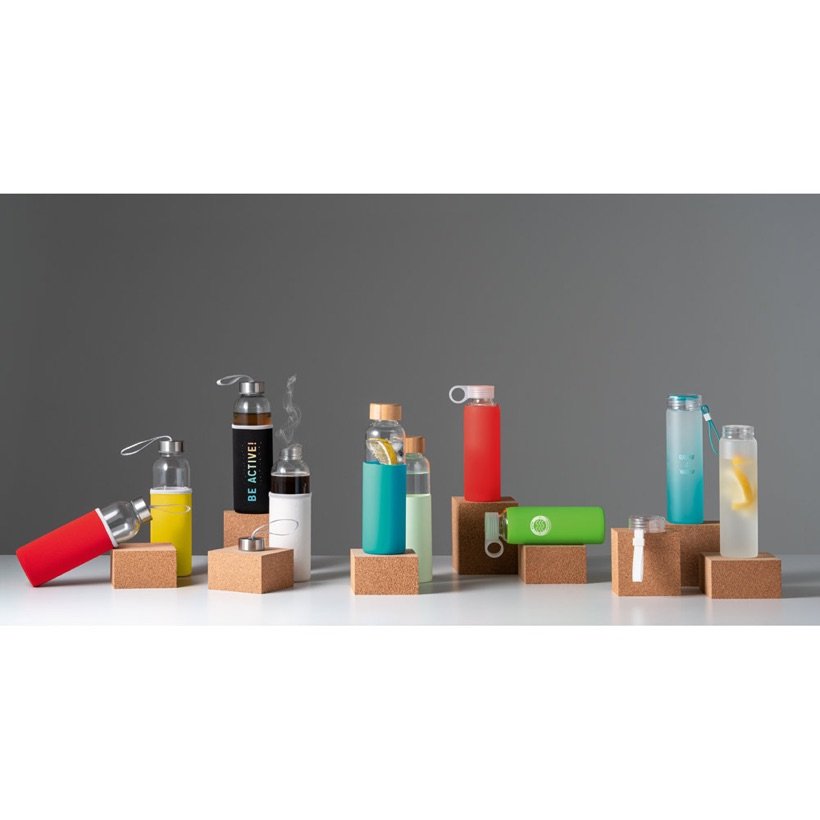 Squeeze Dakar em Vidro com Luva de Silicone 600ml — Em uso