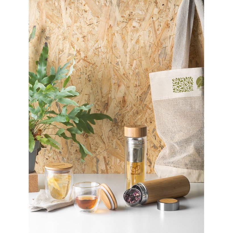 Copo Térmico de Vidro Ecuador M com Tampa de Bambu 250ml — Em uso