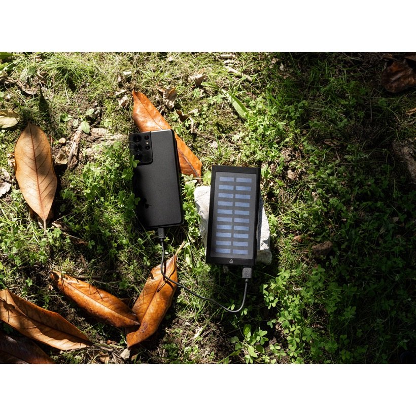 Power Bank Solar Clerk 8.000mAh com Lanterna — Em uso