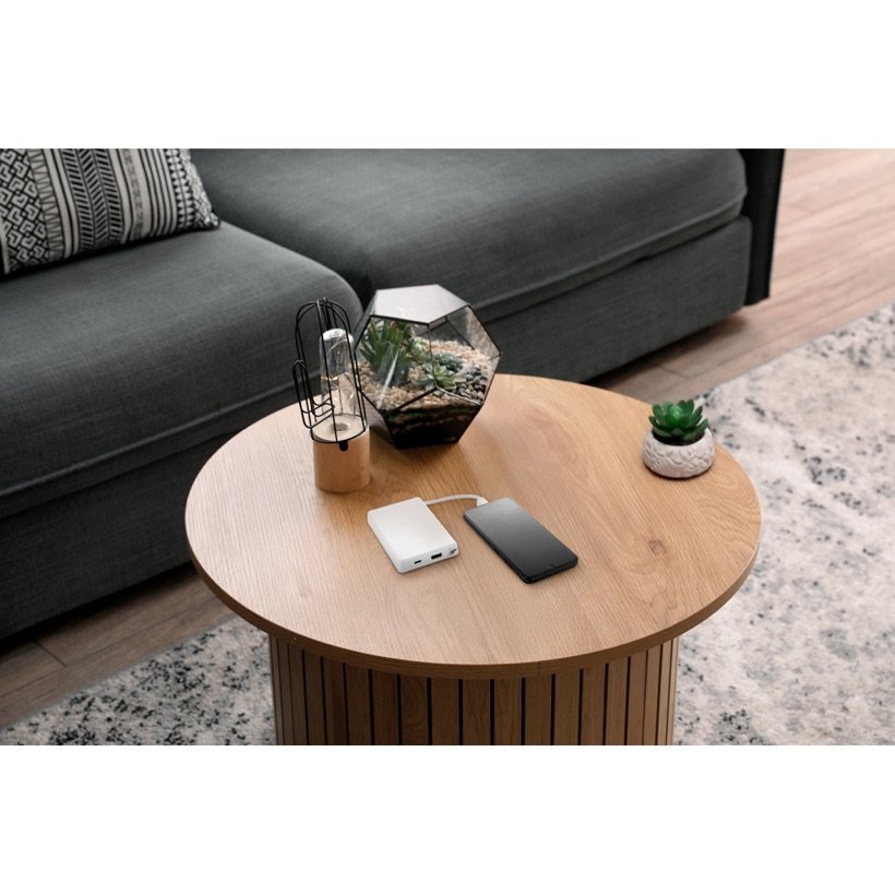 Power Bank Lattes 10.000mAh com Cabo Integrado — Em uso