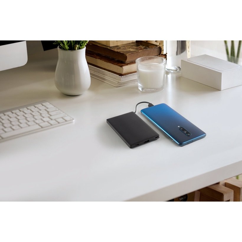 Power Bank Wigner 4.000mAh com Cabo Integrado — Em uso