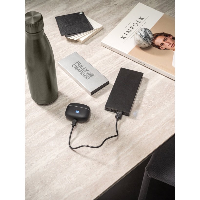 Power Bank Dorothy 10.000mAh Slim em Alumínio — Em uso