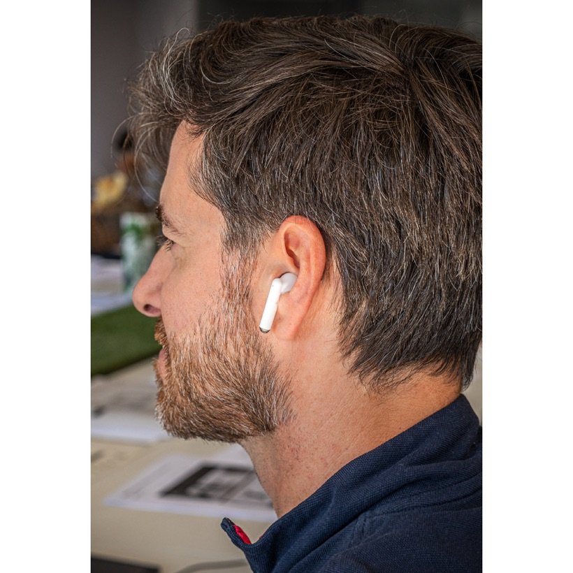 Fone de Ouvido Wireless em Bambu Cobain — Em uso