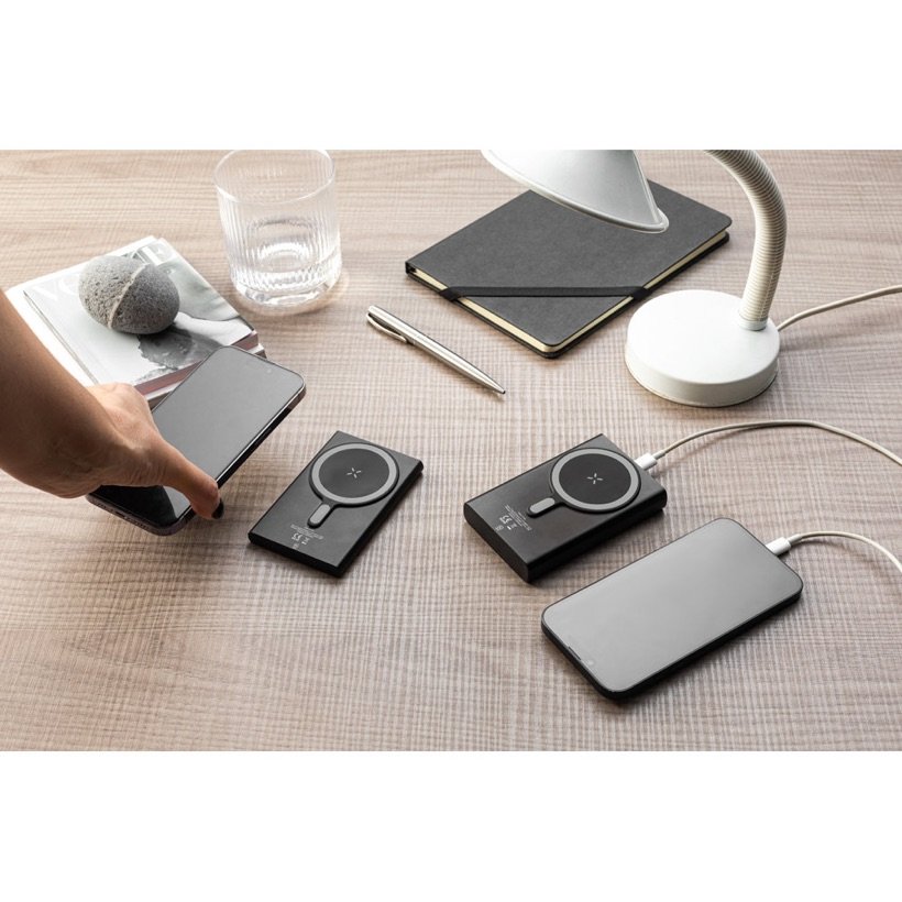 Power Bank Magnético Wright 5.000mAh com LED — Em uso